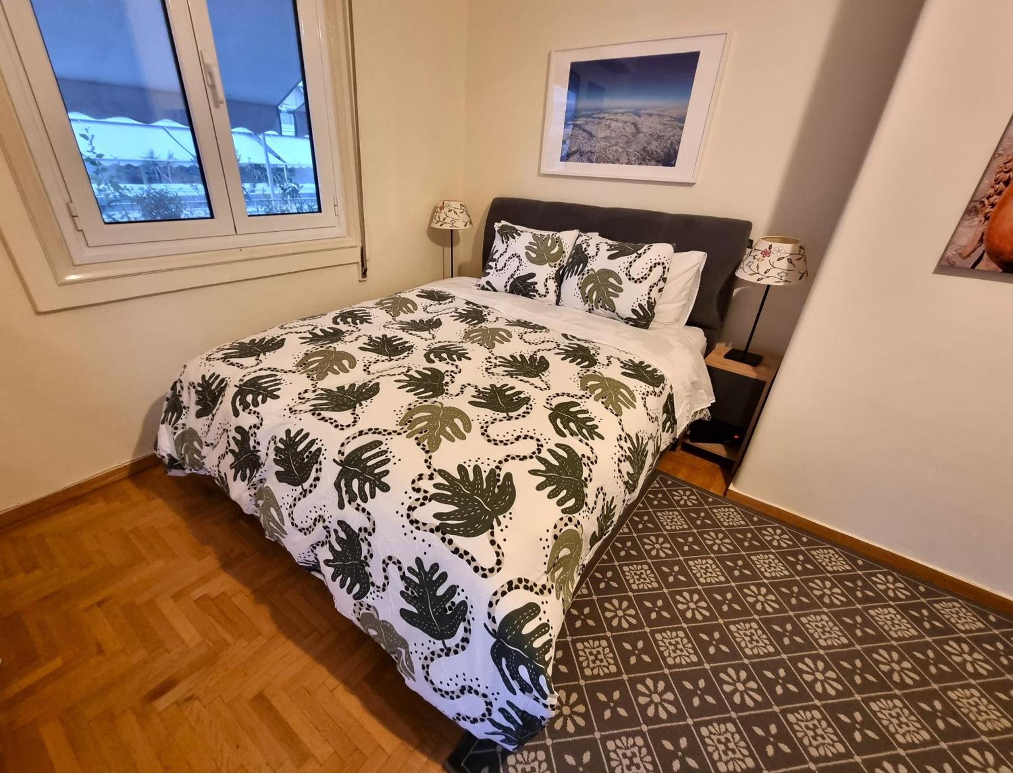 Cozy Apartment With Wrap Around Balcony เอเธนส์ ภายนอก รูปภาพ